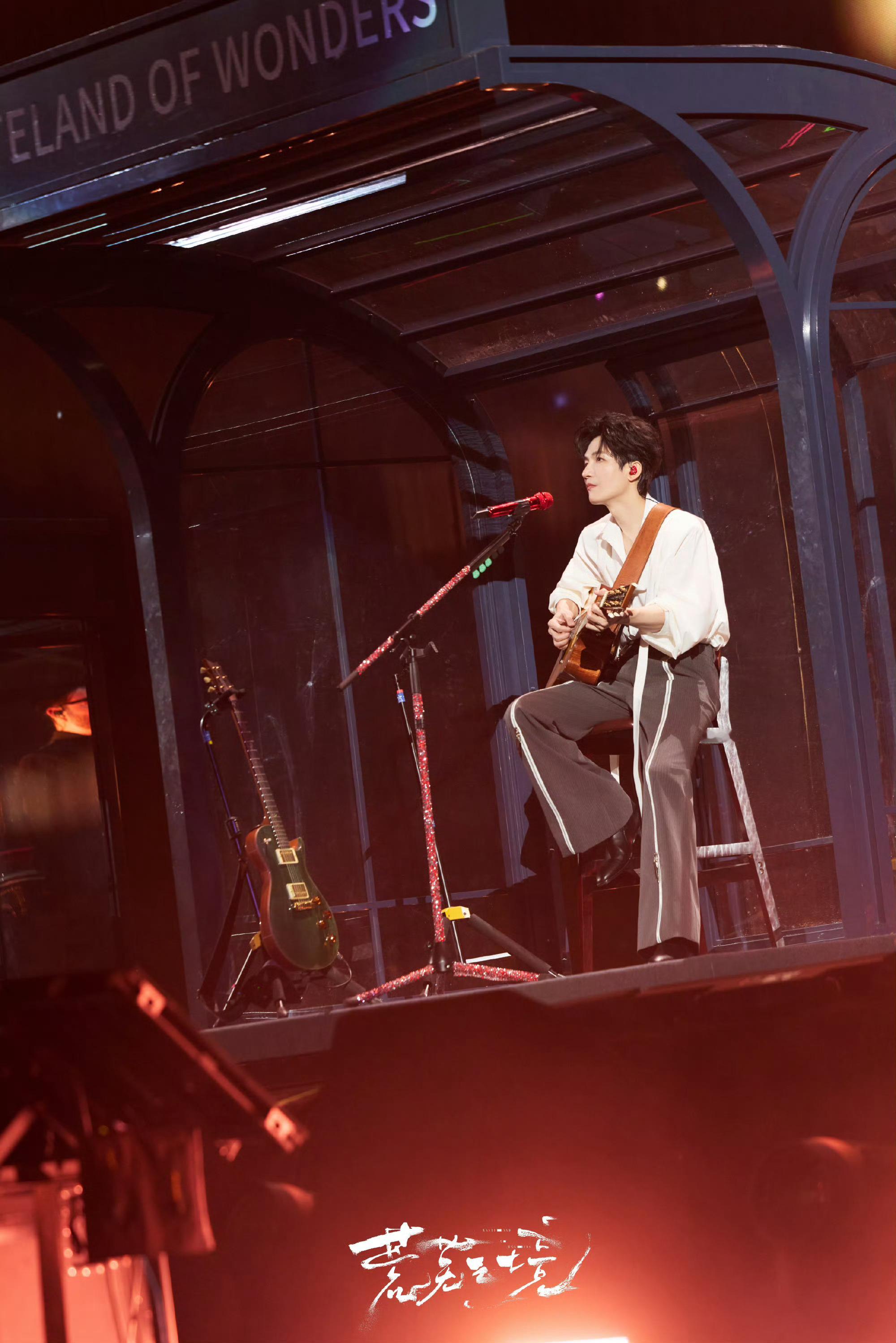 陈楚生内娱最不能错过的开场未见其人先闻其声，陈楚生用极具故事感的嗓音搭配科幻机械