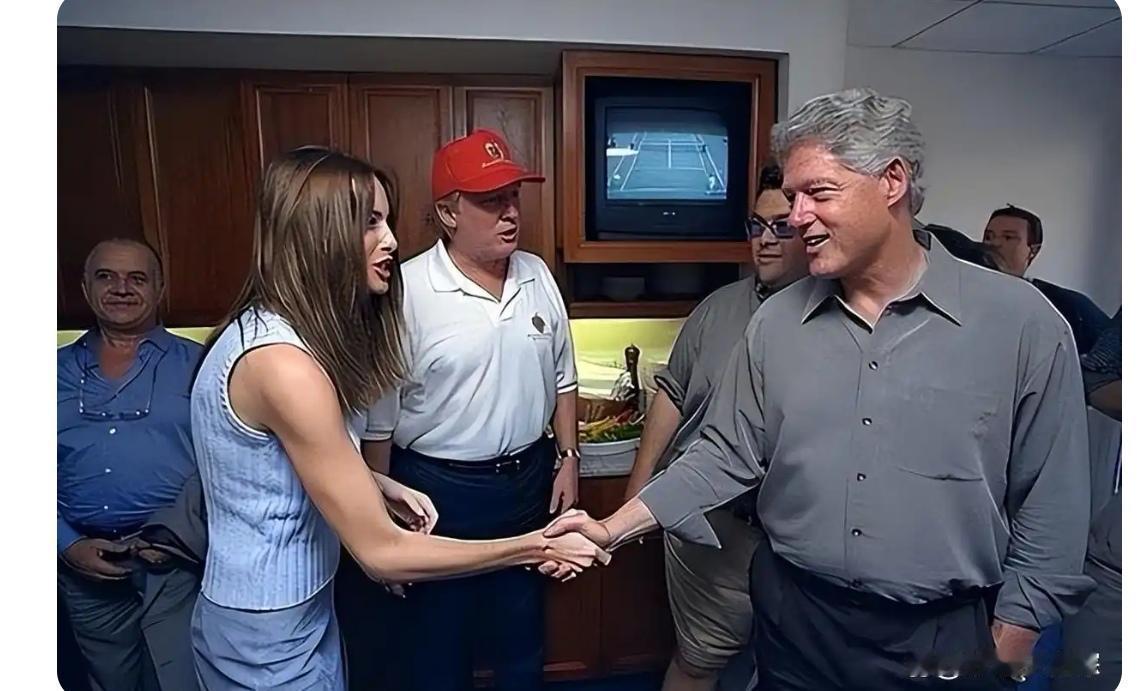 时事微澜看特朗普和克林顿的亲密劲，就知道他以前曾经是民主党，一个没有政治信仰的