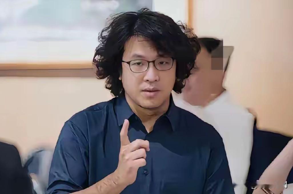 大过年跳出来挑衅！沈伯洋闯法国叫嚣，真以为没人治得了他？2月15日，全国都在