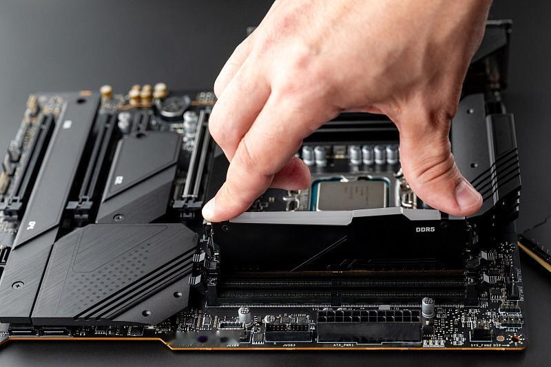 之前内存价格疯涨那阵，8GDDR4从120多直接跳到快300，装机预算硬生生多