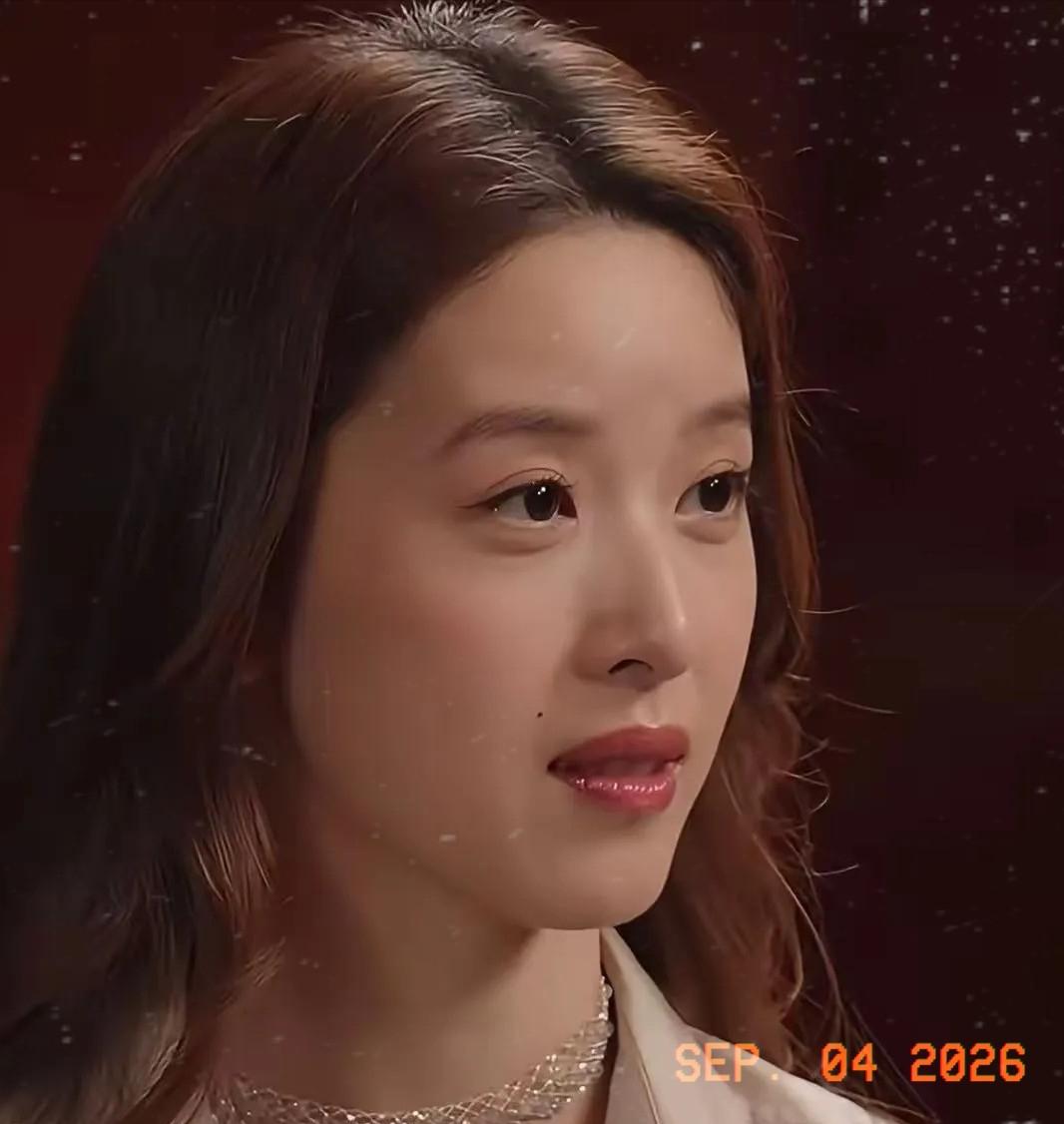 章泽天短期内大概不会轻易把继续生孩子排进计划了。不是刘强东不让，也不是32岁的她