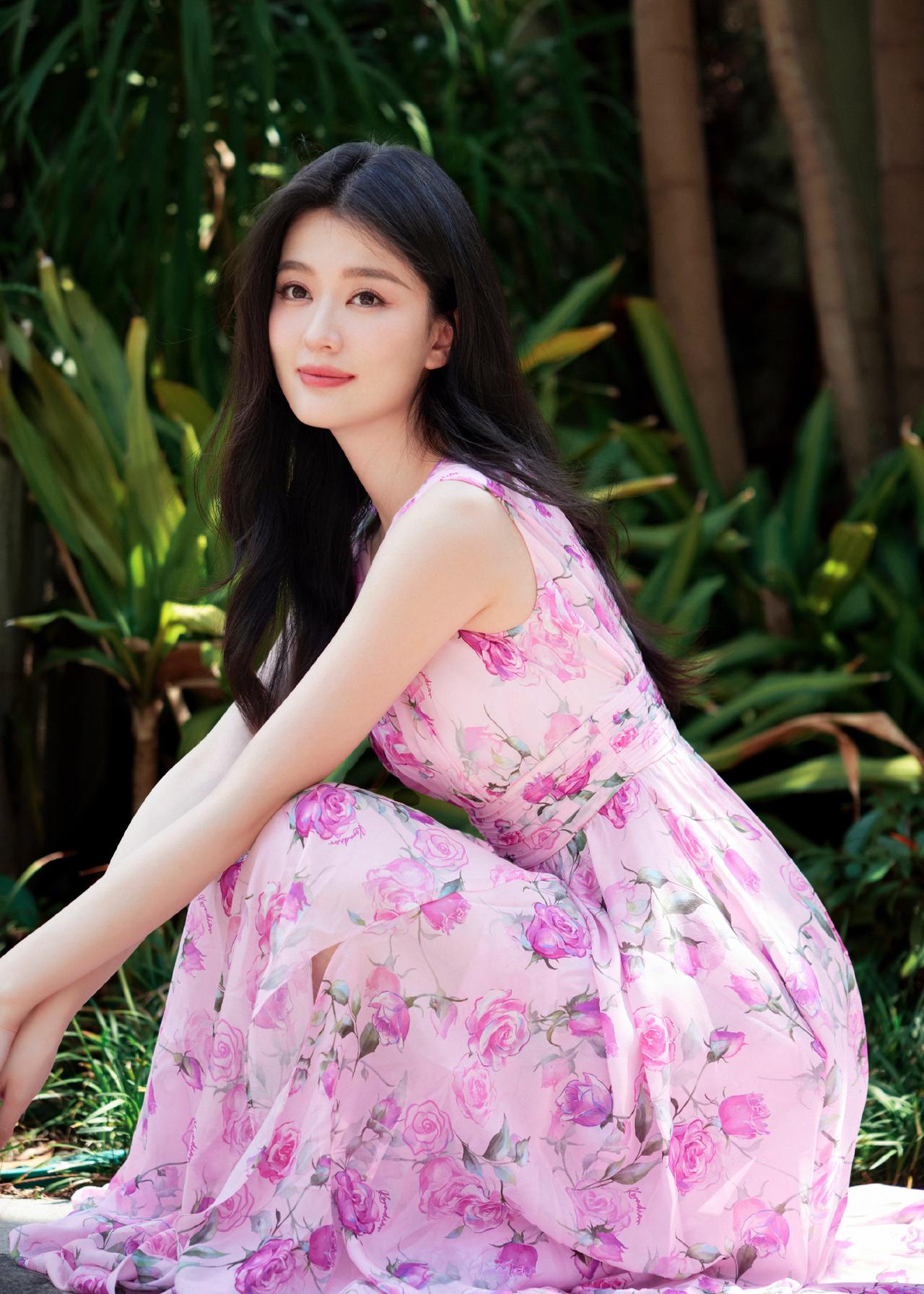 乔欣把「花海中的玫瑰仙子」穿身上了吧？！🌸裙身是柔雾粉+渐变玫瑰印花，轻