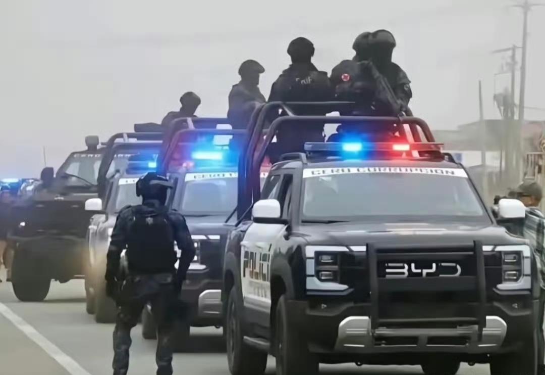 墨西哥特警开的比亚迪鲨鱼皮卡也太酷了！外国网友都在说，BYD这三个字母和这款车型