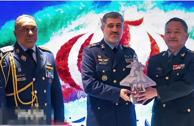 伊朗突然收到我们的武官赠送给伊朗的歼20模型。也就是伊朗的空军司令亲自接见了我