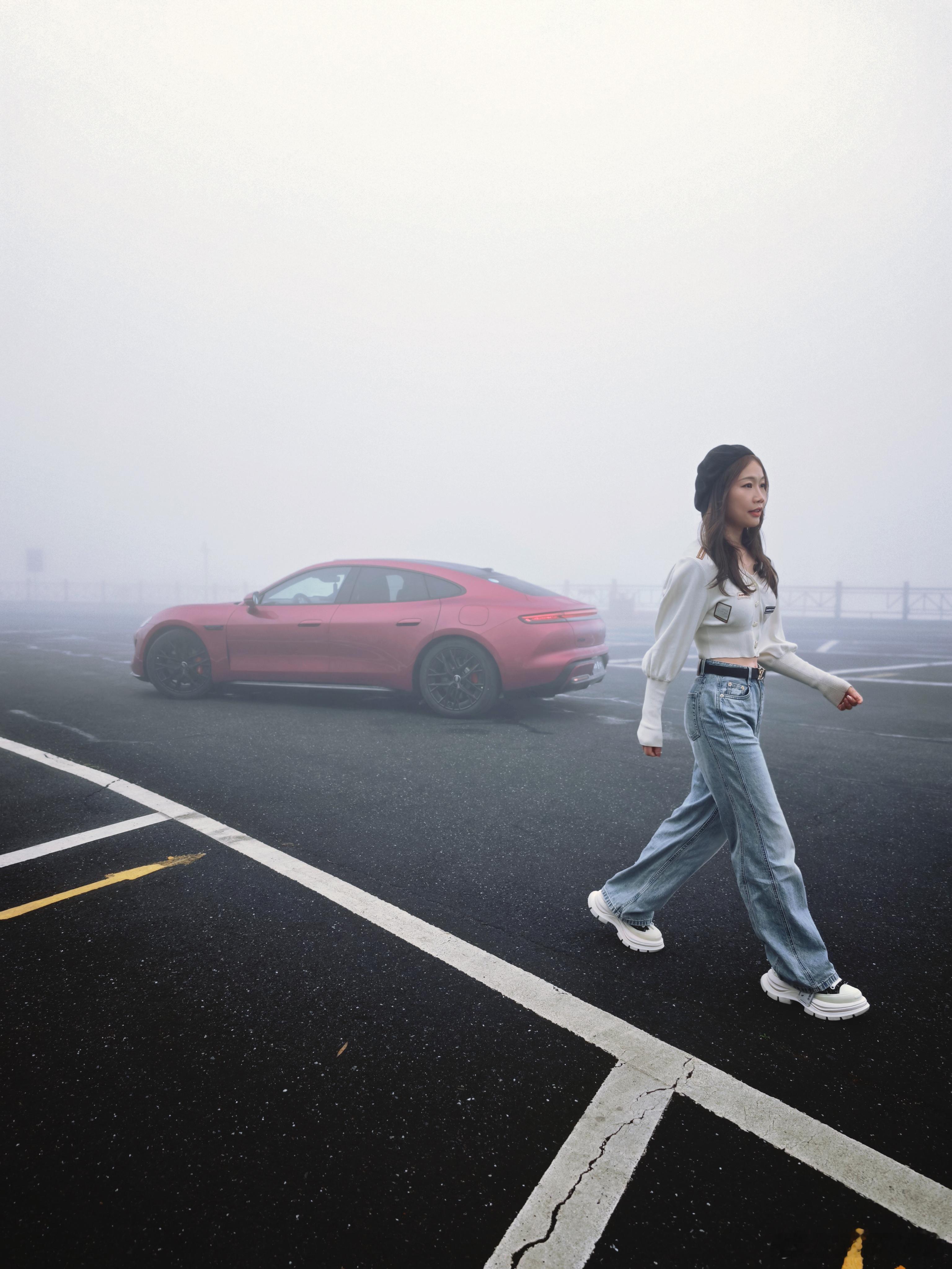 试驾遇上大雾天本来超级遗憾，没想到浓雾之中的电光紫粉尚界Z7，意外的超级出片啊！