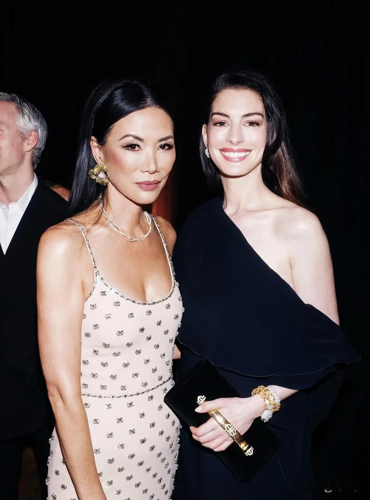 我记得很久很久很久以前看到的邓文迪的一个专题采访还是啥。说邓文迪人格魅力非常强，