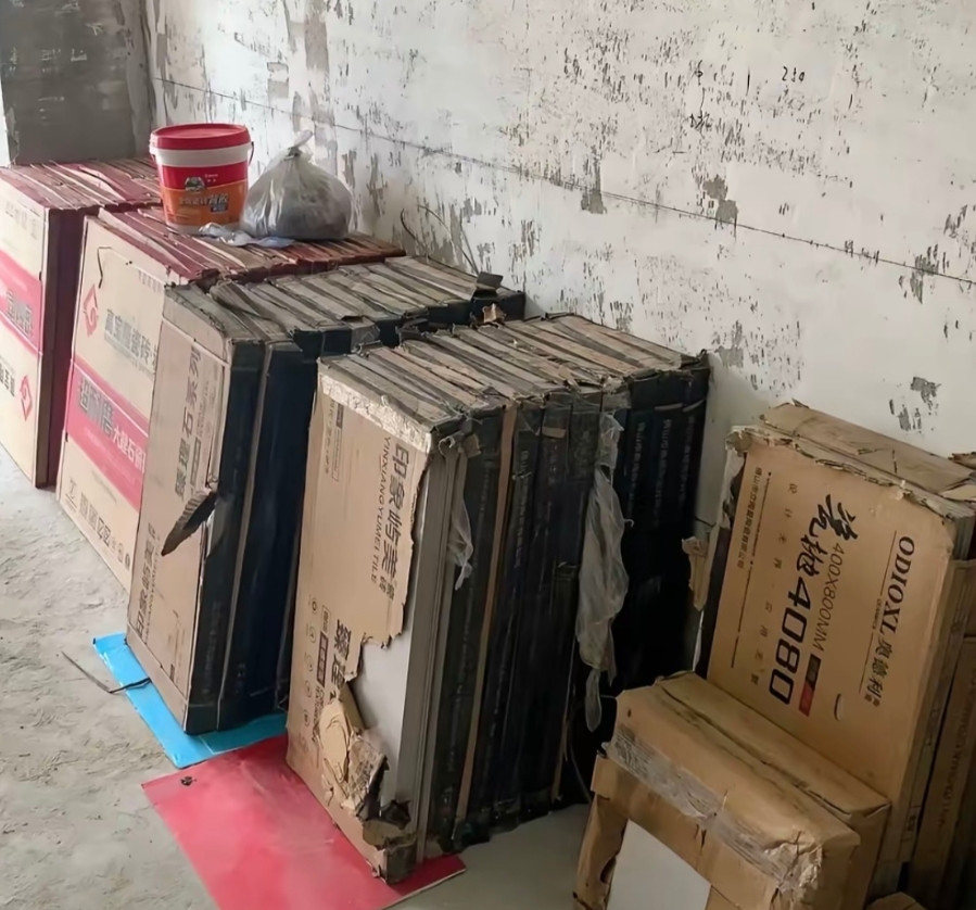 我装修买了40箱地板砖，想找师傅搬到三楼去。我寻思着给100块，觉得这价挺合理的