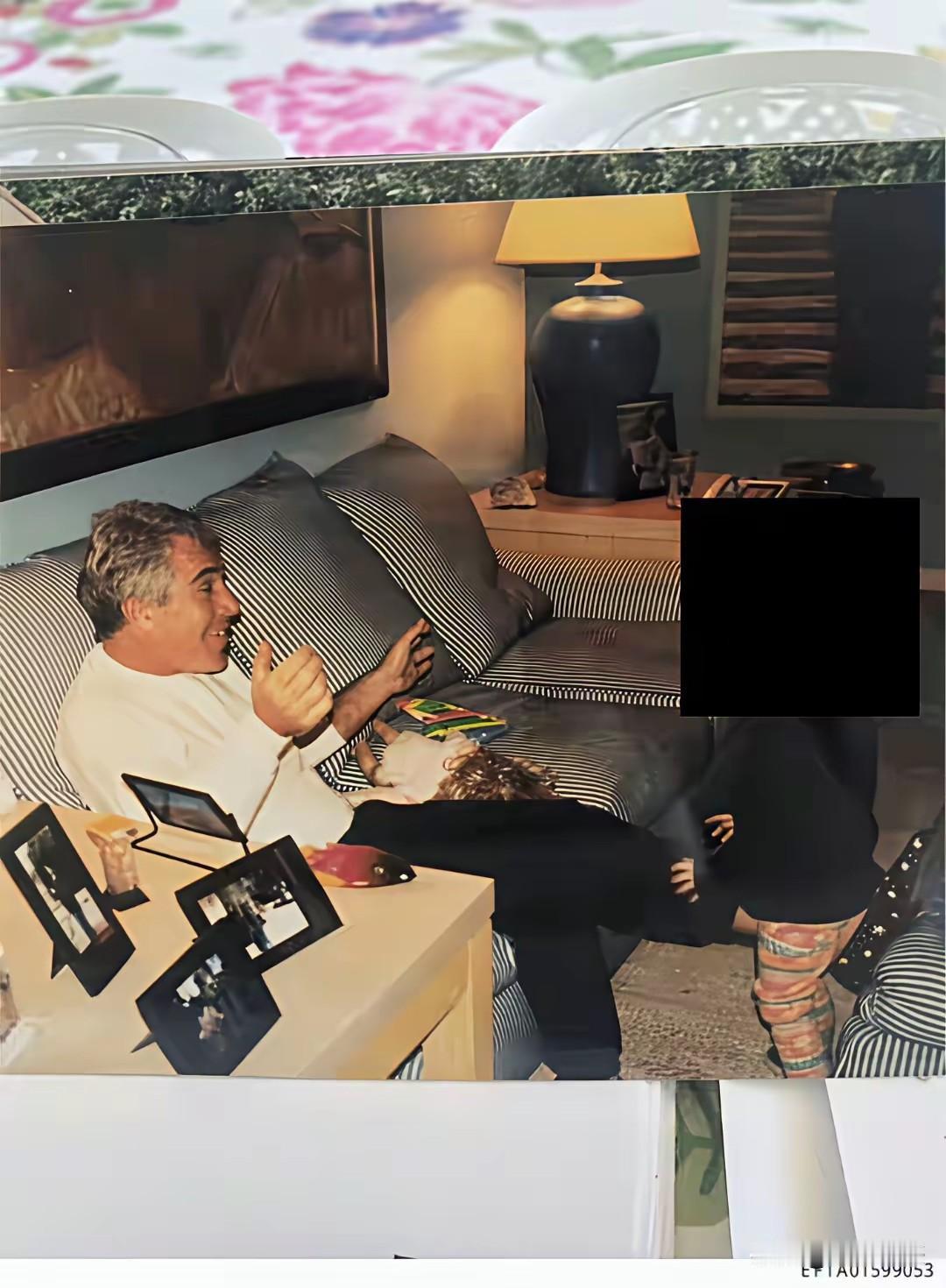 爱泼斯坦这张照片看起来也非常的诡异，他坐在沙发上，两手做着手势，脸上露出的笑容显