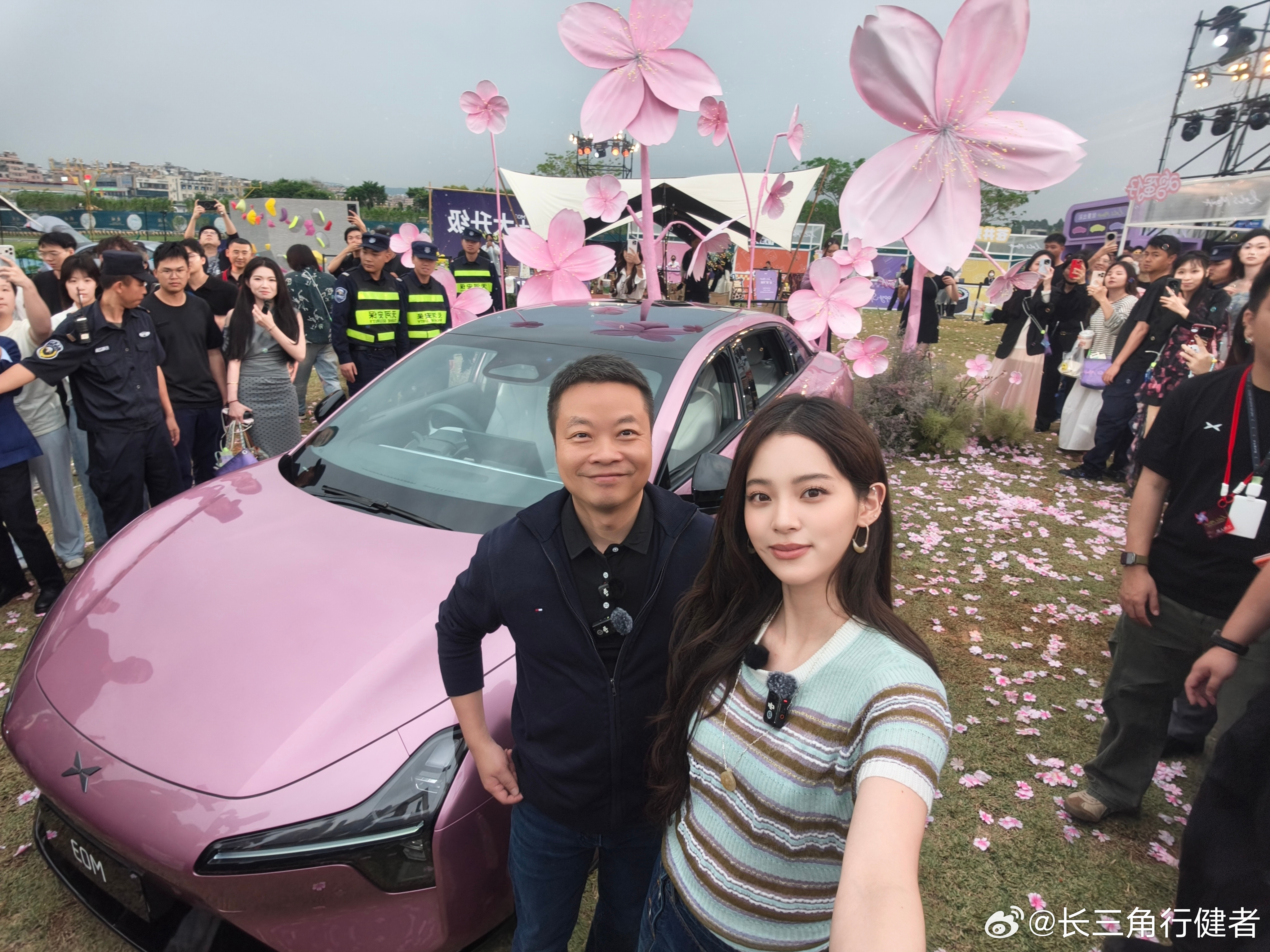 其实，优秀的企业家和优质的美女是这个社会最稀缺的资源，前者创造财富、后者让人赏心