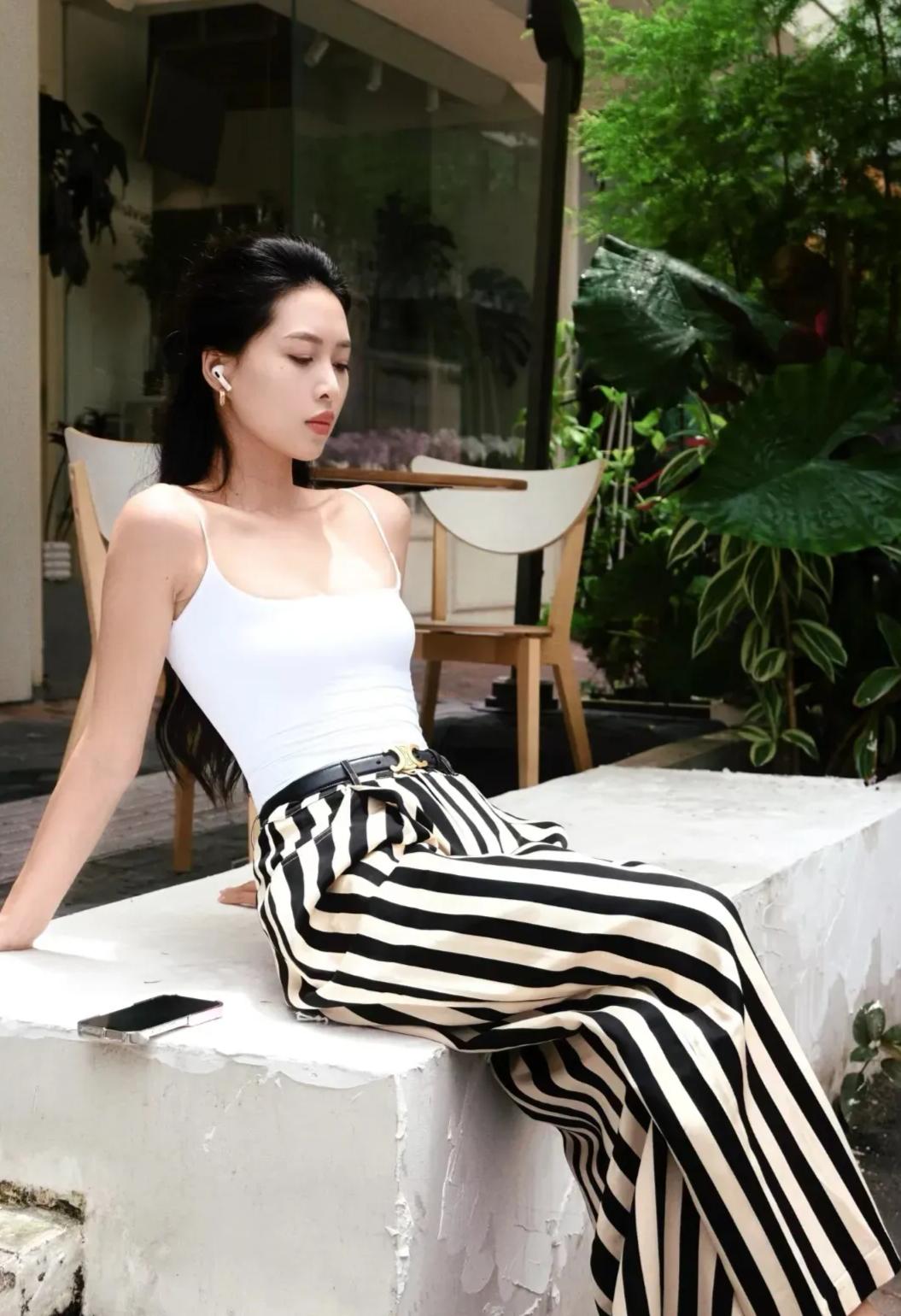 这套穿搭是简约高级的黑白条纹松弛风，用基础款穿出了随性又不失气场的质感。白色吊带