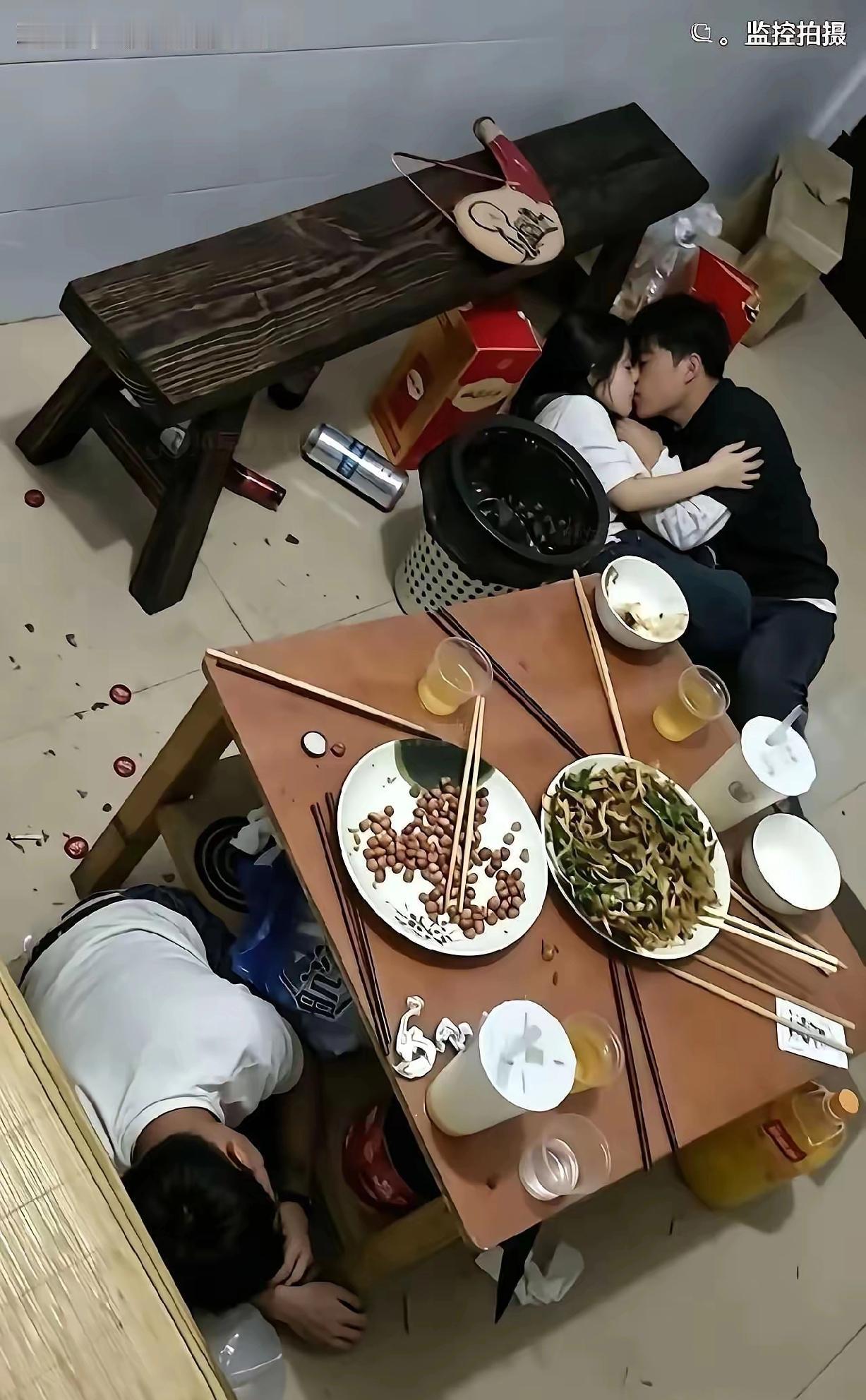 网友留言：但凡加一个拍黄瓜，也不至于喝成这样。网友a：白衣大哥能成人之美！网