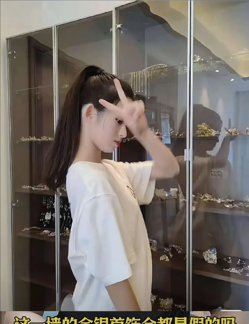 大家可以休息了，黄杨钿甜的天价耳环是假的，是玻璃仿制品。就在刚刚，雅安市的联
