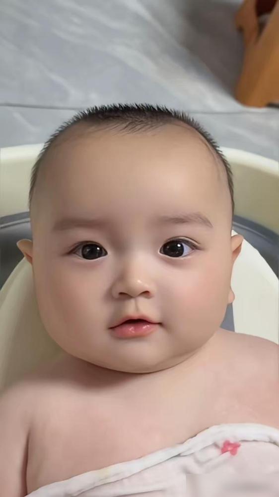 必成大器的面相。年轻时我也迷信这些，见人就爱先看天庭、看眉眼，总觉得面相好的