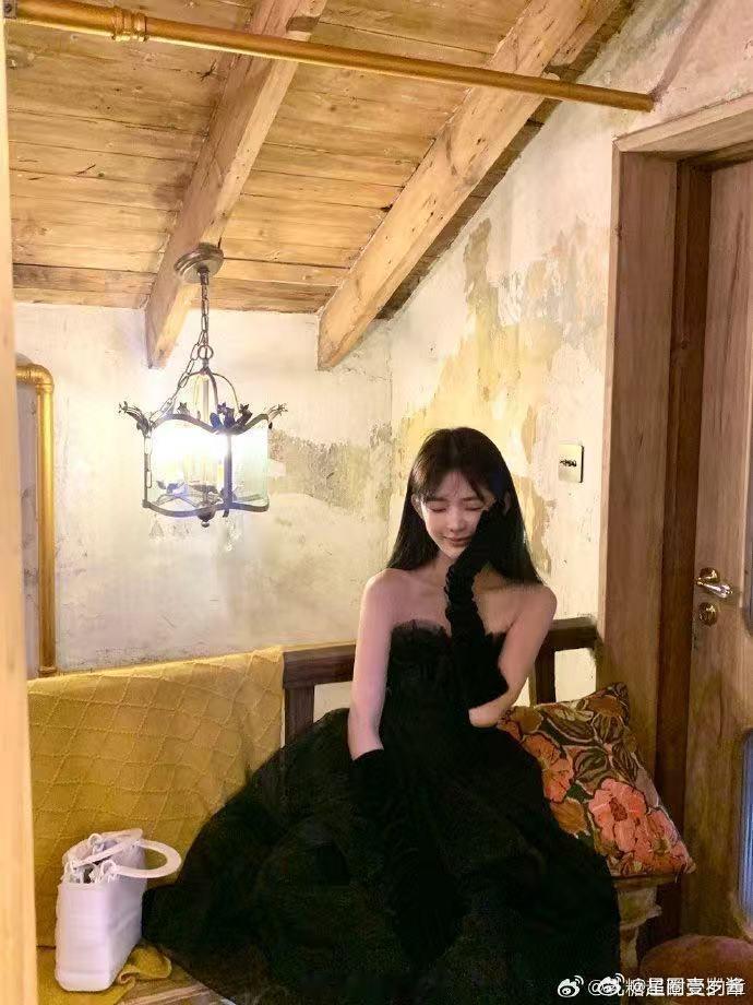 恋综女嘉宾撞脸张元英恋综女嘉宾摘面具瞬间惊艳全场，酷似张元英的长相，梦幻小公主氛