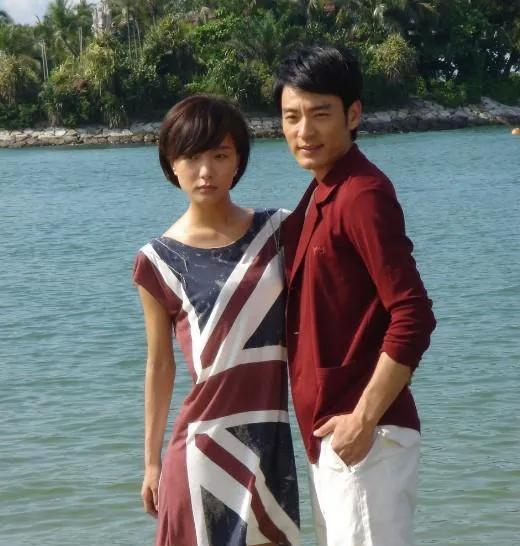 李光洁的情史真是多姿多彩！2006年与郝蕾因拍《密令1949》相识并迅速结婚，2