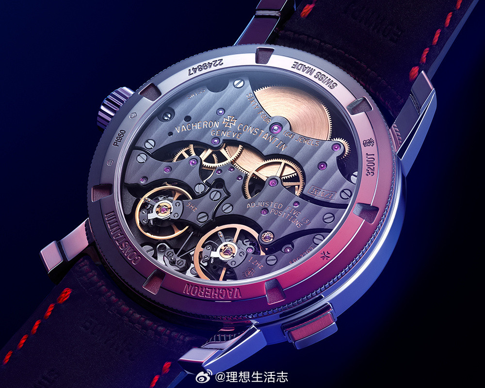 2019年，江诗丹顿做了一件在制表界几乎没人做过的事：把两颗“心脏”装进同一只表