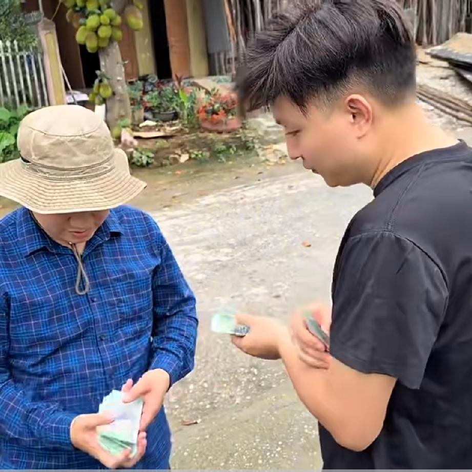 小松在越南省长安沛建民宿，原定22号封顶，可是大师傅这两天请假不来了，所以还得往