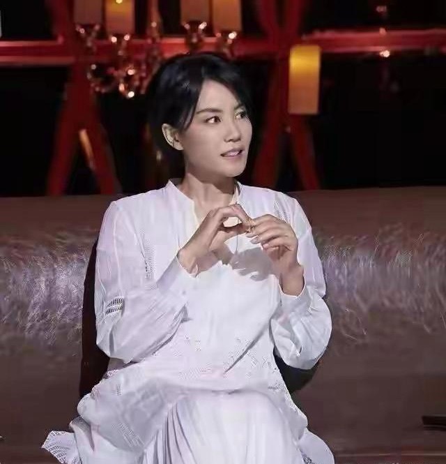 别再吹王菲的空灵嗓音了，她最厉害的本事，根本就不是唱歌。1997年，唱片公司捧着