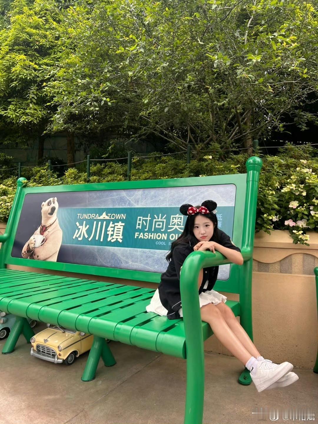 申裕斌这两天在上海玩了。看到申裕斌发微博，她打卡了上海迪士尼，还戴上了可爱的发