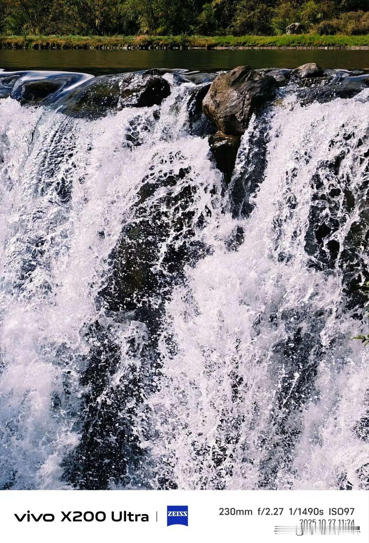 说真话，毕棚沟的这第一个下车点的第一个瀑布，我感觉，还是高速快门凝固水滴……比较