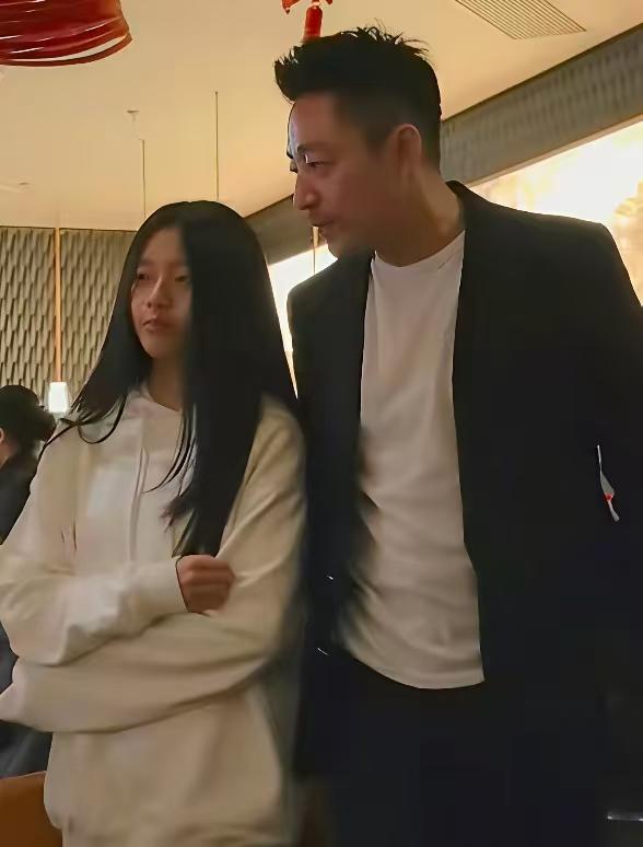 小玥儿其实五官比小s三孩子长的好看，鼻梁很挺像爸爸，姑娘十八变长开了比大S圆饼脸