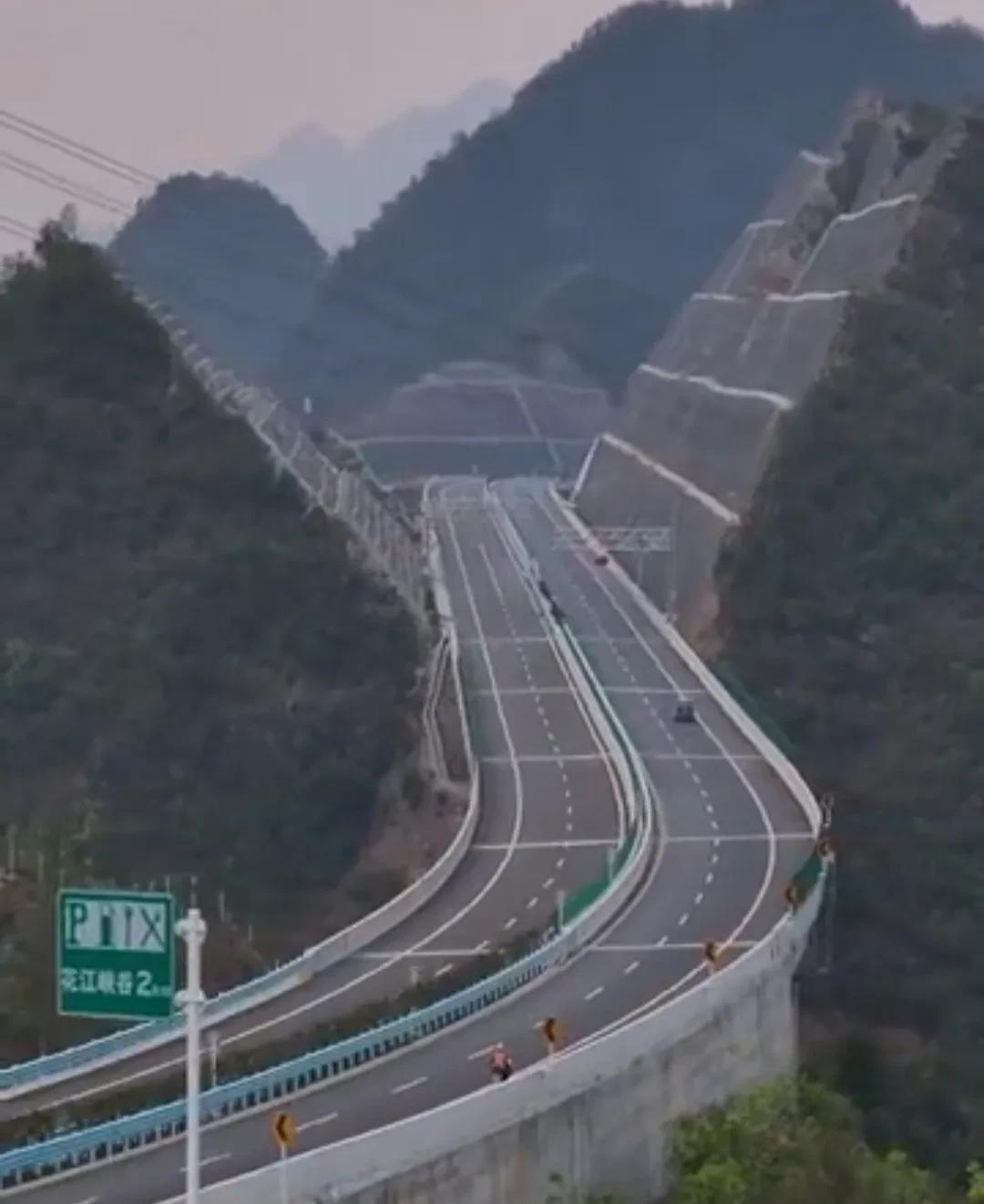 什么叫逢山开路？看看我们的基建，一座座的山，硬生生的从中劈开，这就叫逢山开路。