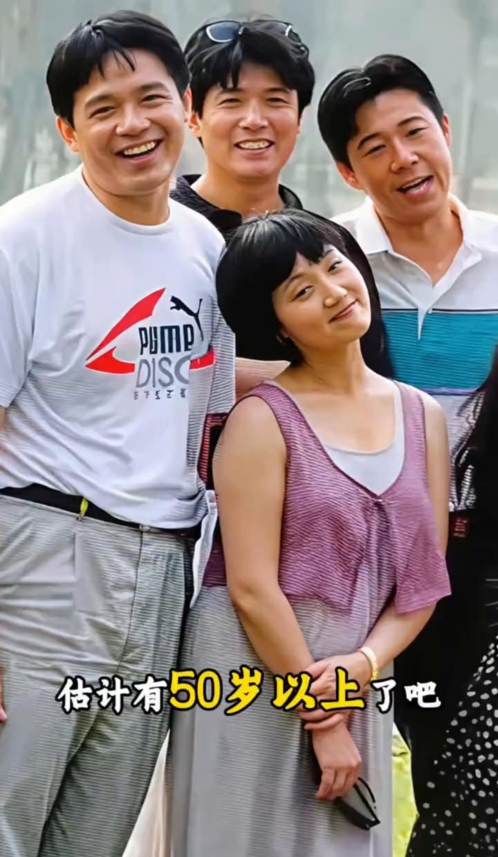 一张四十年前的老照片。人物还没出名。胶片上全是青涩。你看着，会笑着偏头，也