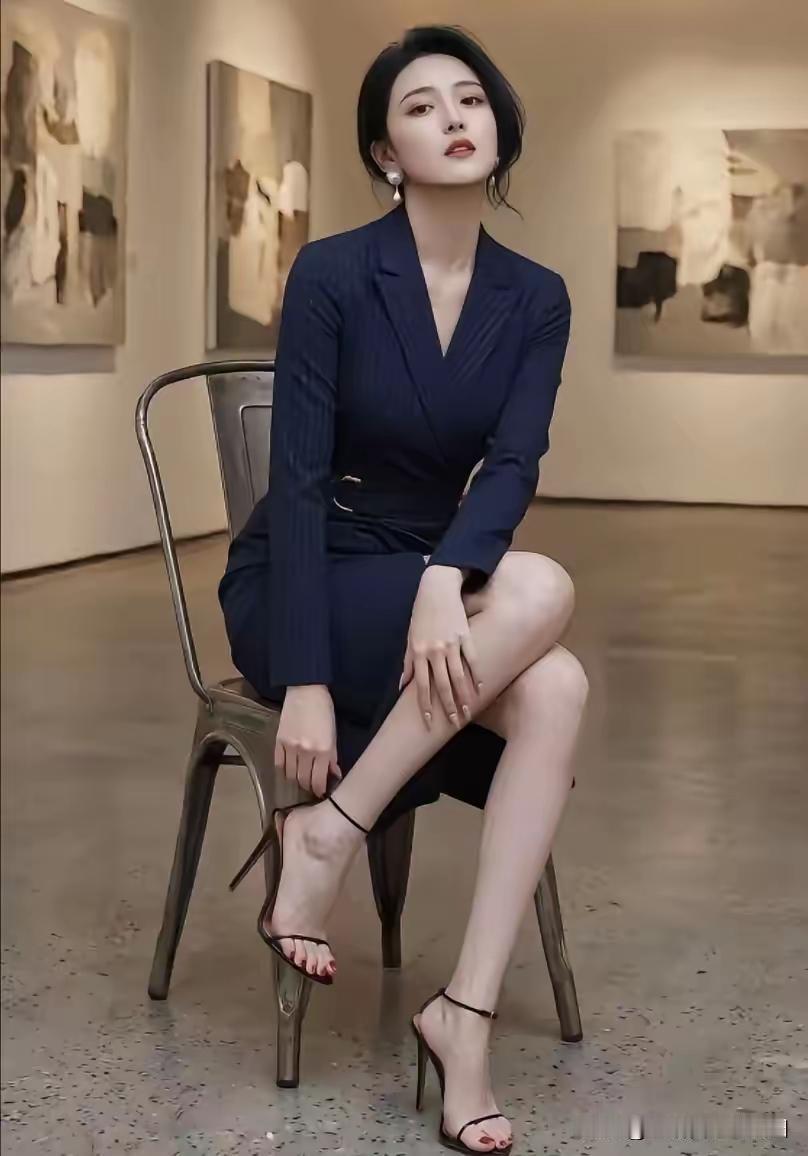 职场女性怎么穿更美?略施粉黛，修身职业装，高跟凉鞋！