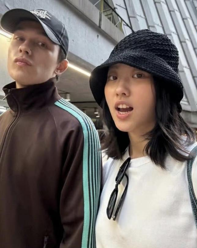 陈奕迅女儿陈康堤21岁生日，她的日本籍男友晒出三张亲密合照，祝她生日快乐！照片中