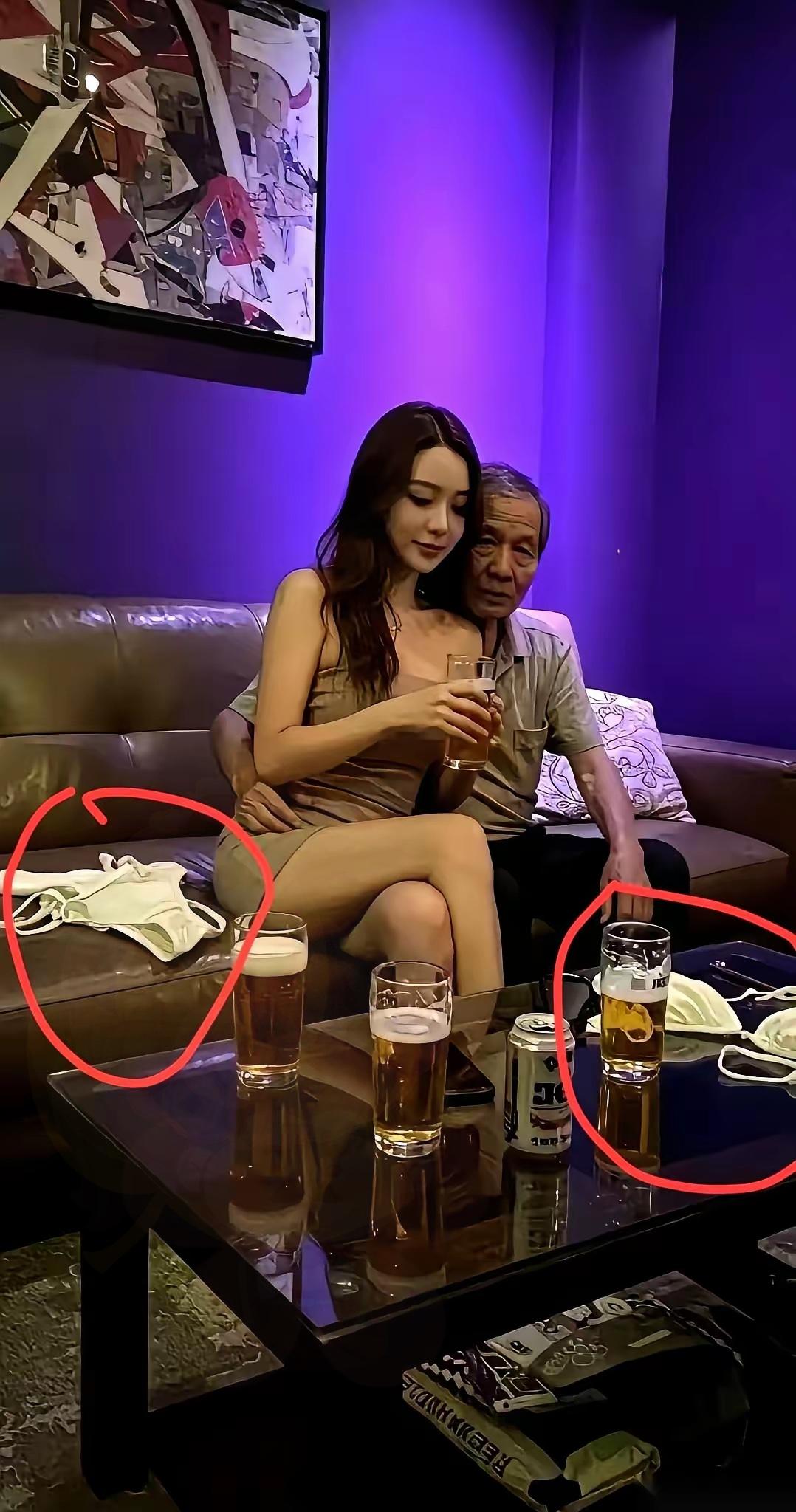 我第一眼看到这图，直接愣住了。就问一句，谁家好姐妹去KTV唱歌，会把自己的贴身