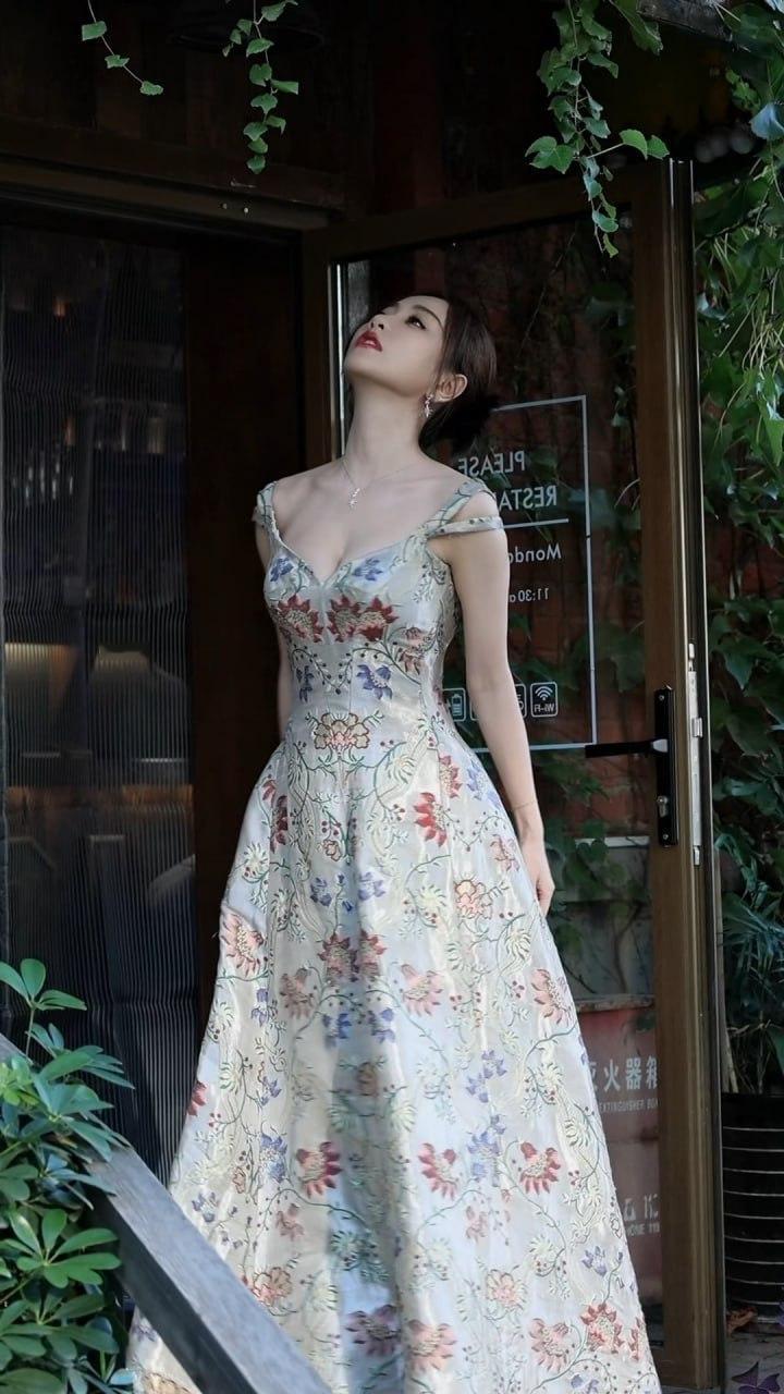 杨蓉深V玫瑰长裙​​​