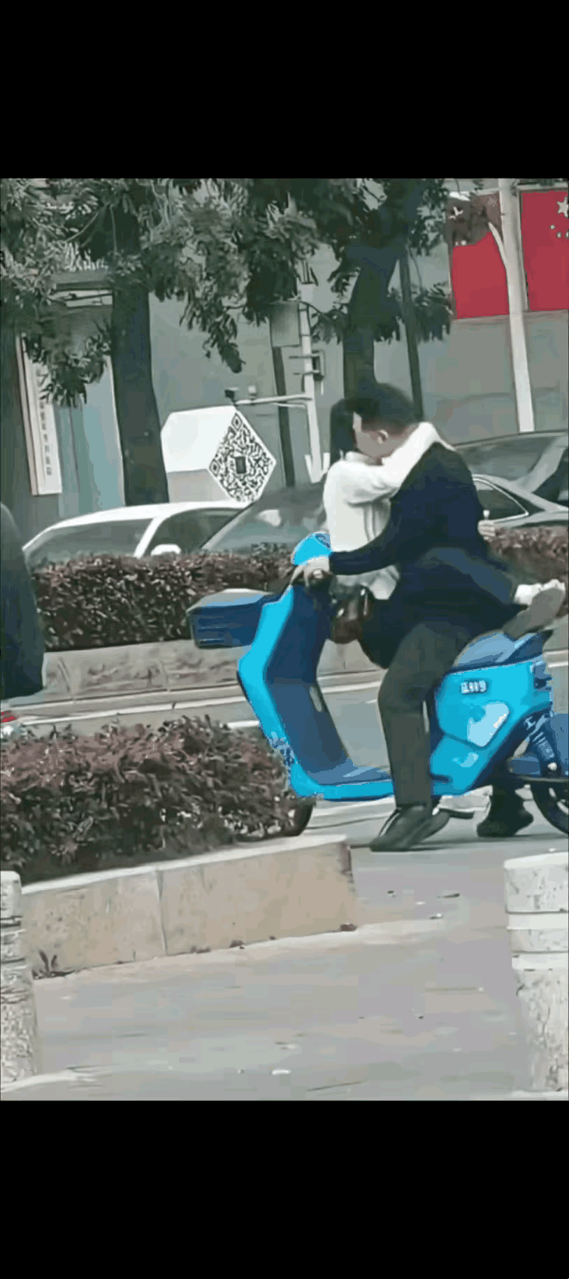 为了省一辆电瓶车的租金，两人玩起了杂技。