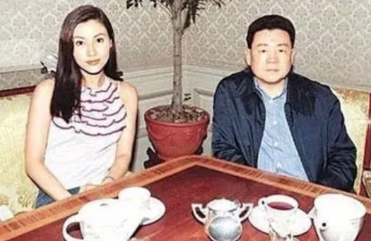 1993年，，香港半岛酒店，22岁的洪欣穿着香奈儿小黑裙，局促地坐在刘銮雄身边。