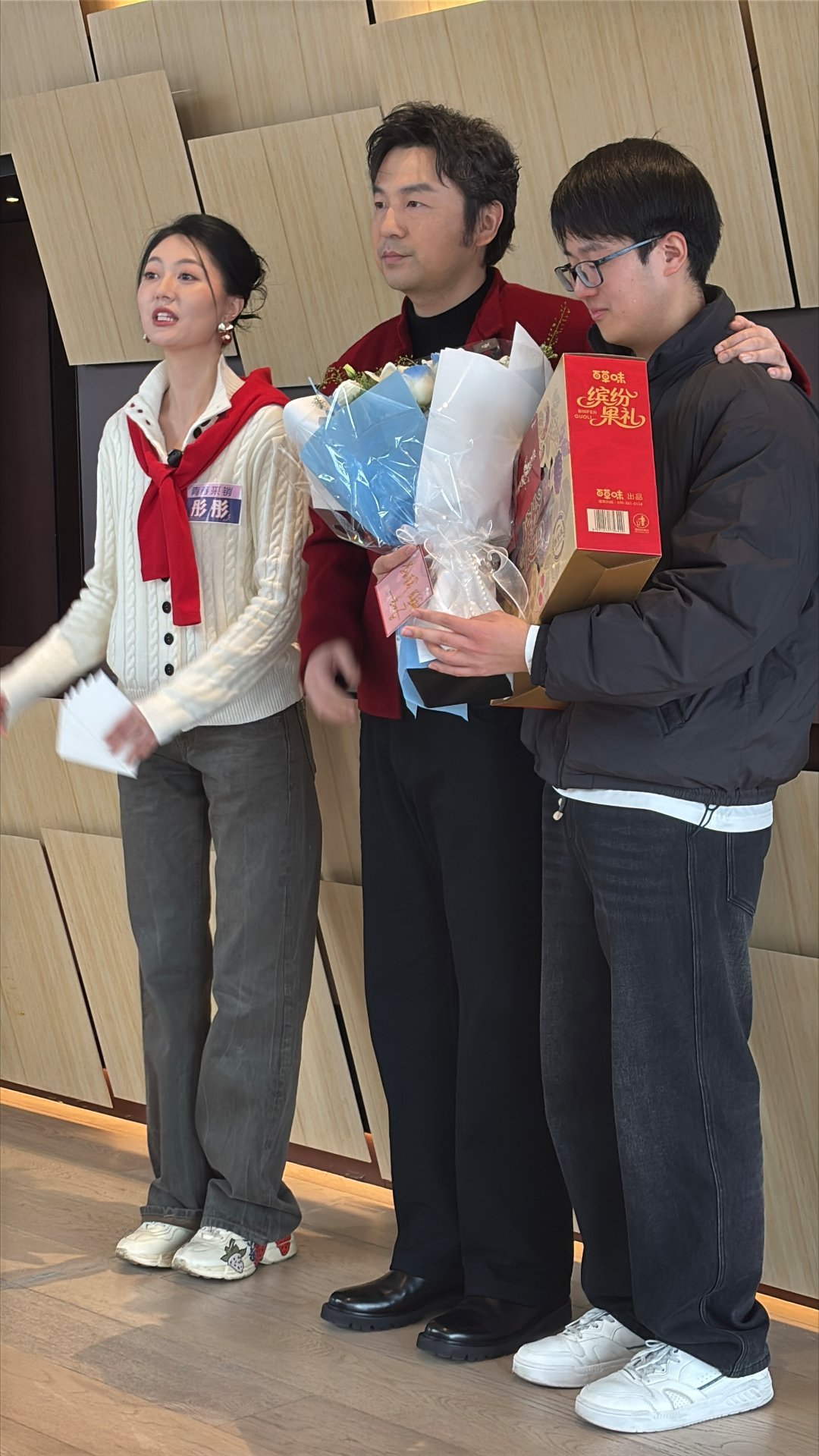 偶遇雷佳音在街头跟路人唠嗑上海街头偶遇雷佳音，零食在手唠嗑不愁，和路人相谈甚欢