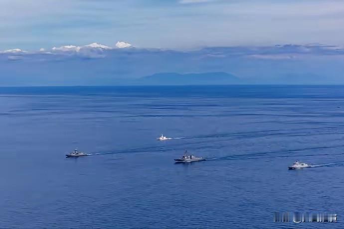 春节期间，黄岩岛的对峙更加惊心动魄！解放军一点没惯着，直接近距离盯着美菲澳演