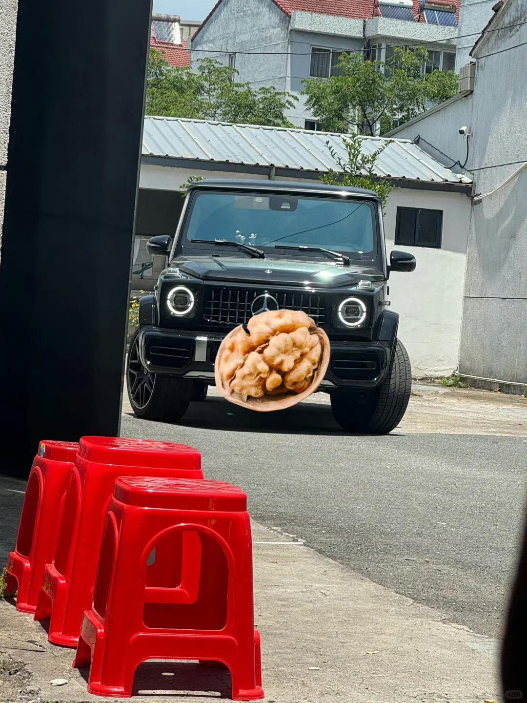 张凌赫爸妈给他送饭张凌赫最近真的好火呀！他爸妈来给他送个饭也能上热搜，真牛。现
