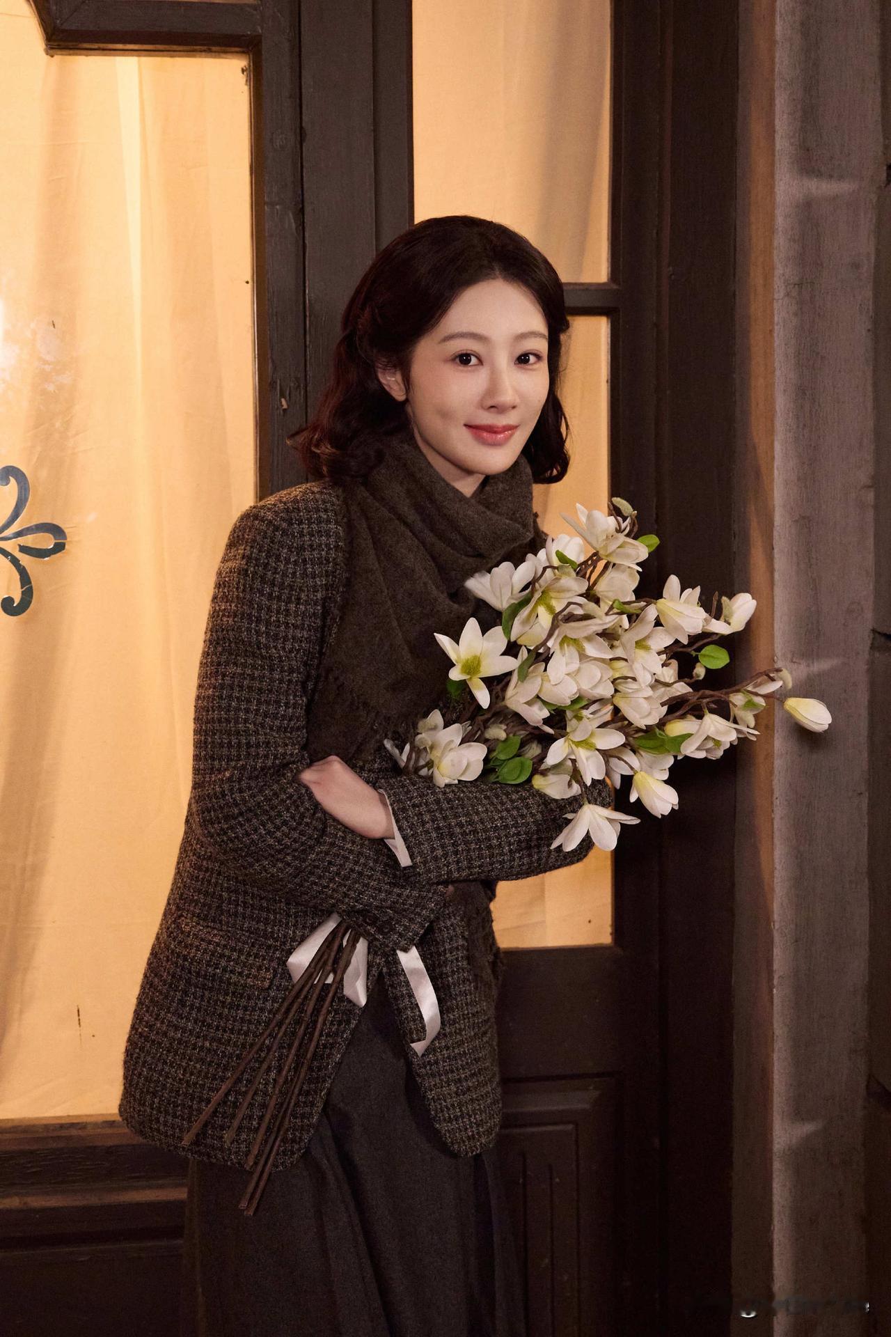 2月21日，杨紫手捧玉兰花，纪念董竹君女士诞辰126周年，从1900-2026