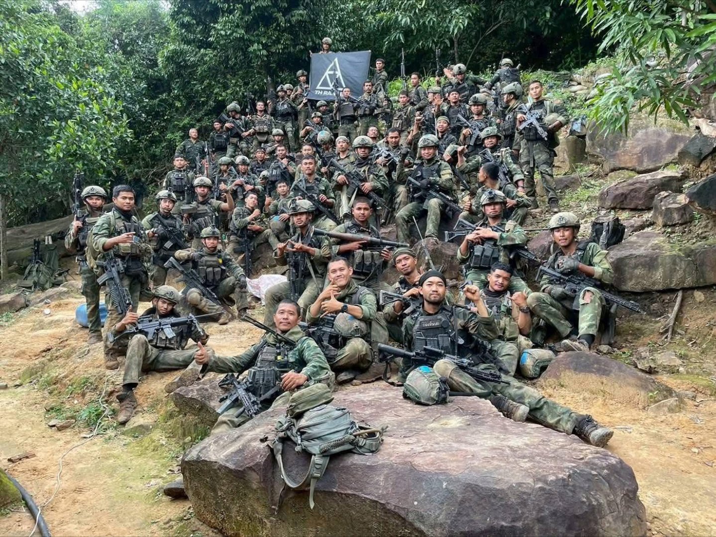 在成功拿下普马奎亚高地并完成任务后，一支撤下山的泰国陆军特战部队游骑兵合影画面曝
