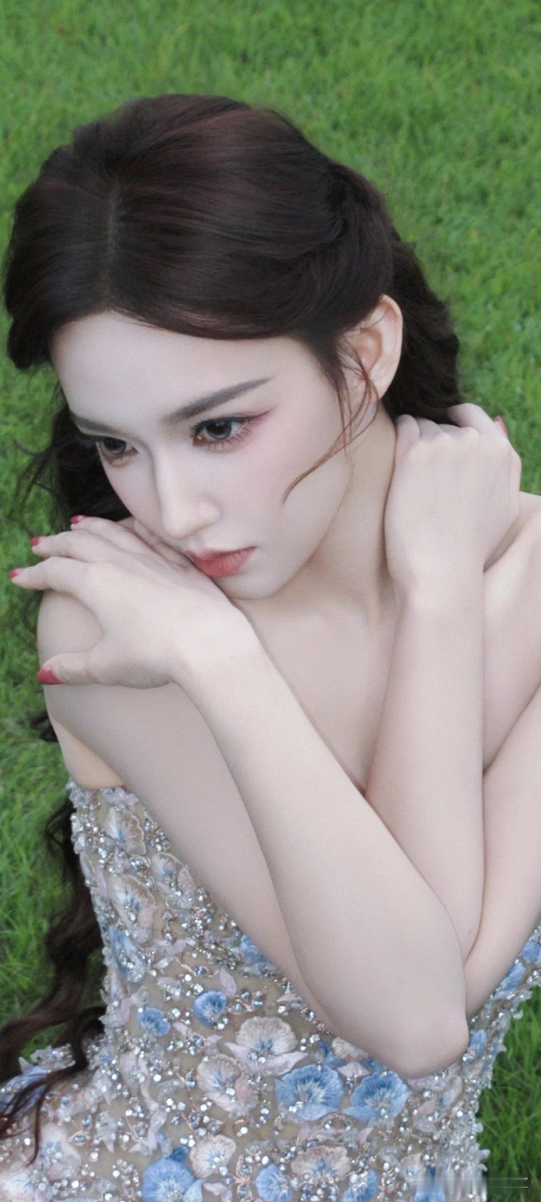 程潇壁纸～ 海风、椰树、繁花礼裙，今日是海边明艳大小姐