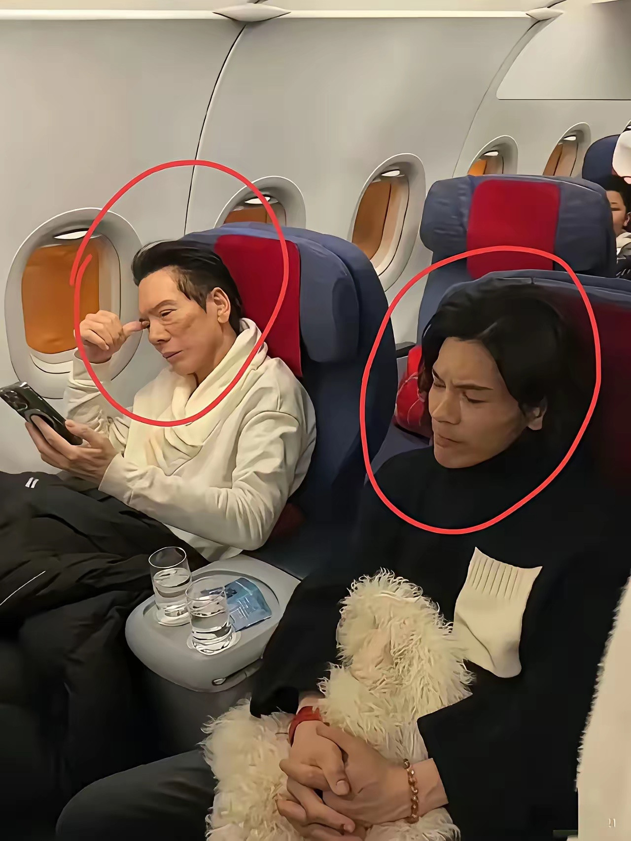 看样子真的落魄了，否则不会和我们一样坐民航飞机，再看看这爷俩的表情，一筹莫展，再