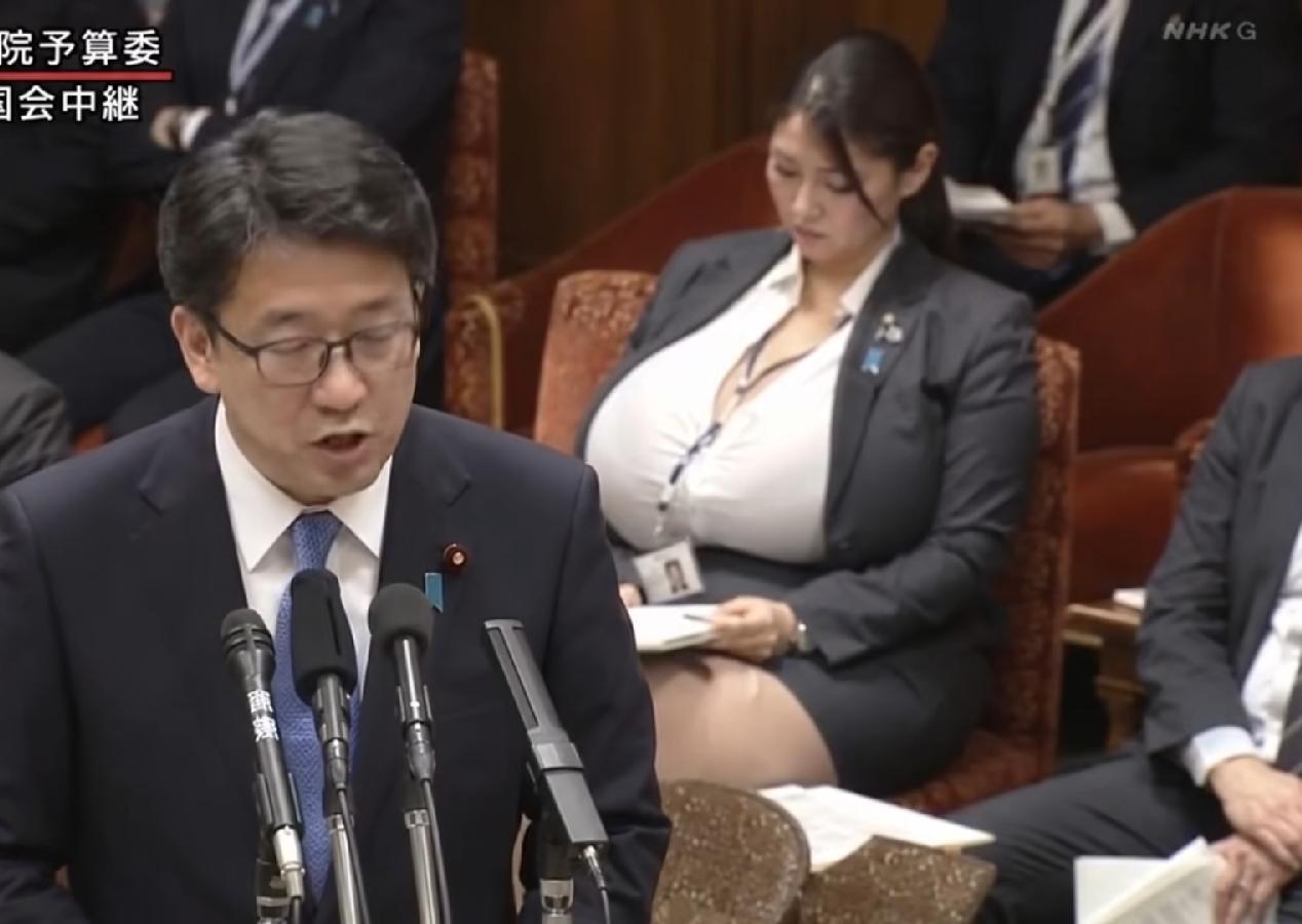 看了几遍没找到Ai，也没看出来像假的！这也太夸张了吧？衣服都包不住了！发育有病吗