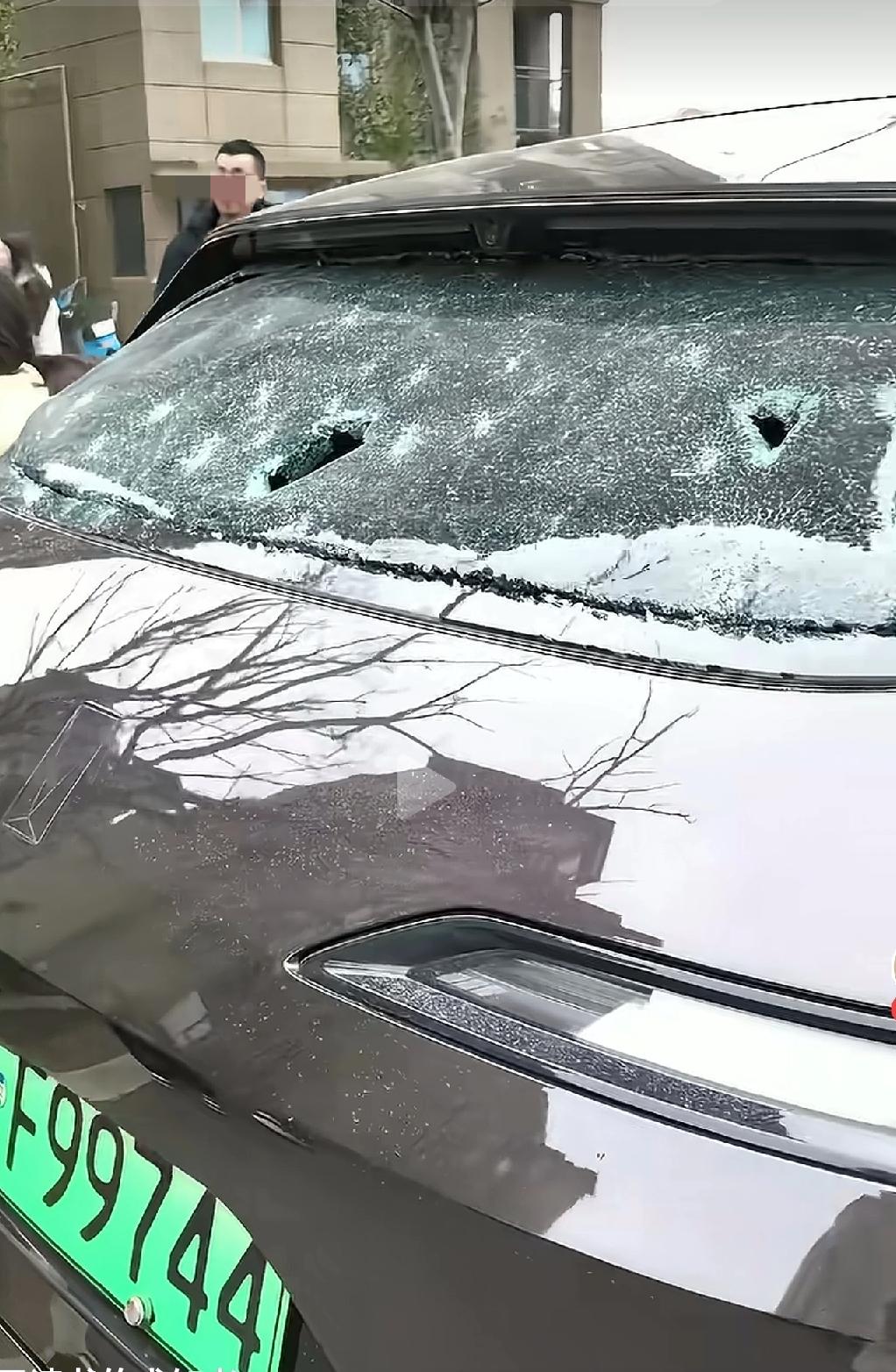 这个车太惨了，估计是堵路了，被人家下手黑了，而且肯定不止一个人，砸车违法，车被砸