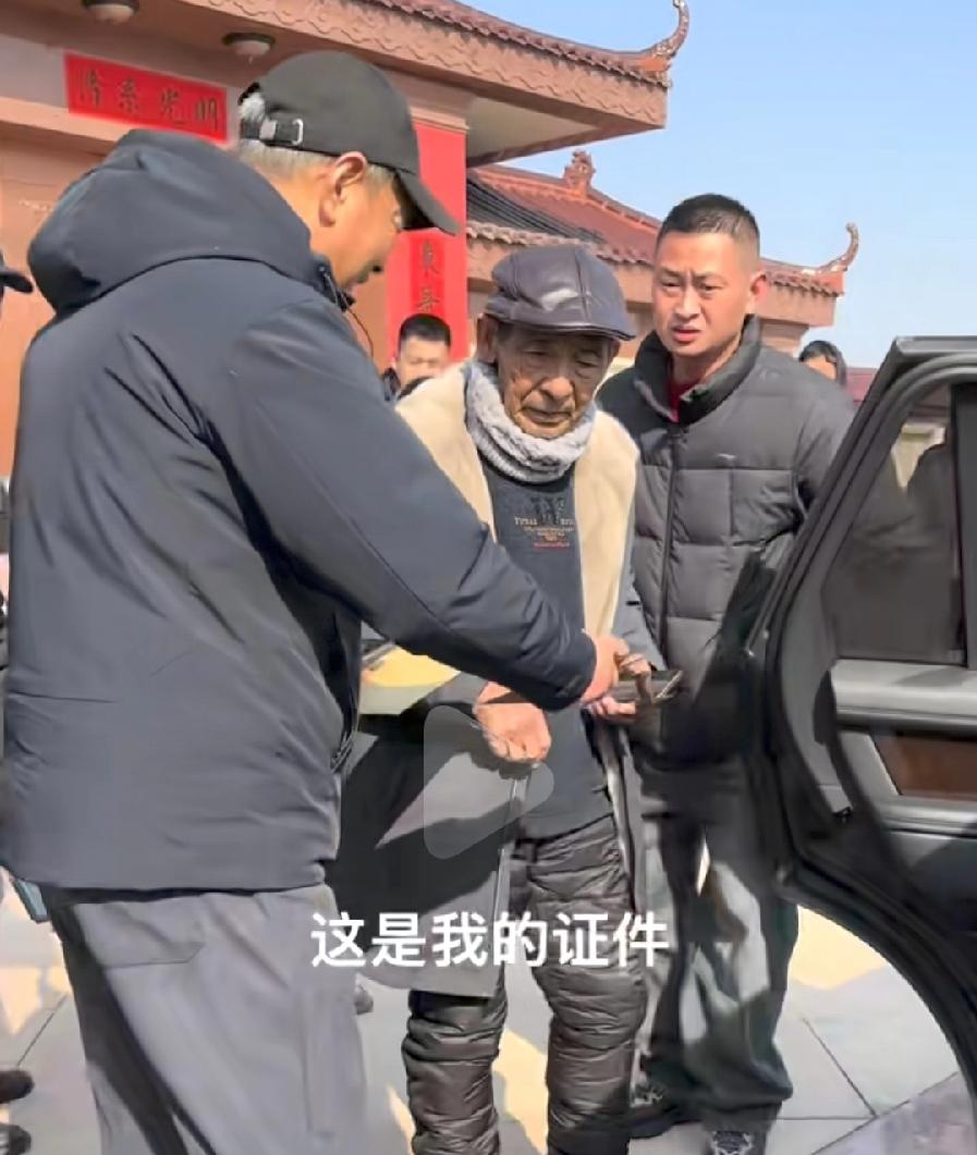 这大哥自找尴尬！自作多情写信给刘强东，上门让刘强东老爷子捎带过去，结果老爷子正眼