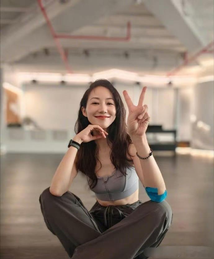 韩雪的看起来并不胖，但她肚子上的肉却让人有些惊讶。​​​
