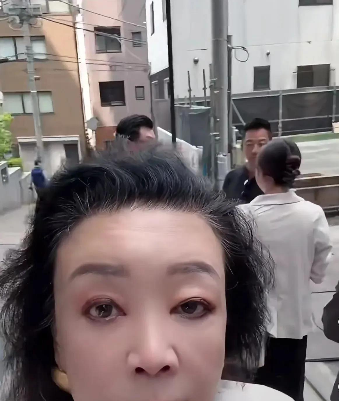 兰姐开心的表示要把麻六记开到日本来了，现在她和儿子媳妇都在这边选好了门店了。儿子