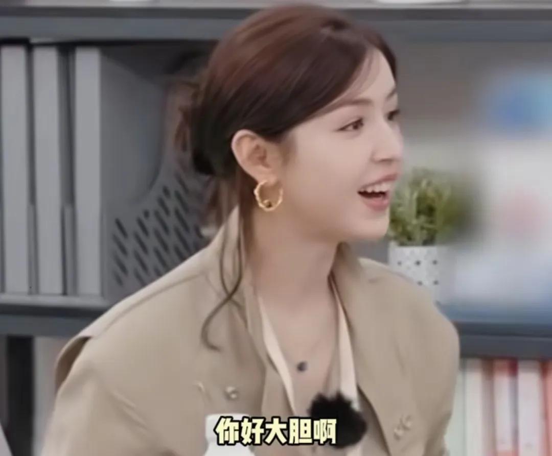 哈尼克孜以为颜安去相亲了，颜安说自己只是当观察嘉宾，哈尼克孜还觉得颜安胆子真大，