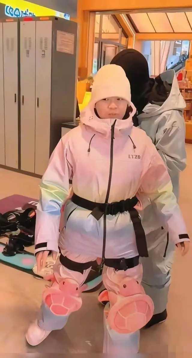 18岁婵宝新疆滑雪啦！曾被骂到躲起来的小女孩，现在活得多鲜活婵宝18岁了。