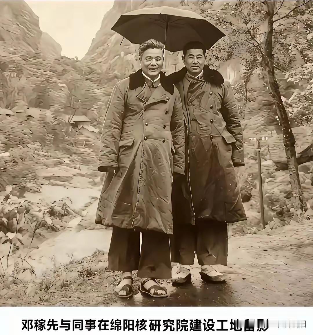 震撼人心！共和国两弹元勋邓稼先，在寒冬的风雨中，脚下只有一双凉鞋。可见当时国力之