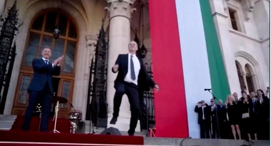 【🇭🇺匈牙利著名的“舞动政客”赫格杜什·佐尔特在议会台阶上表演了一段庆祝舞