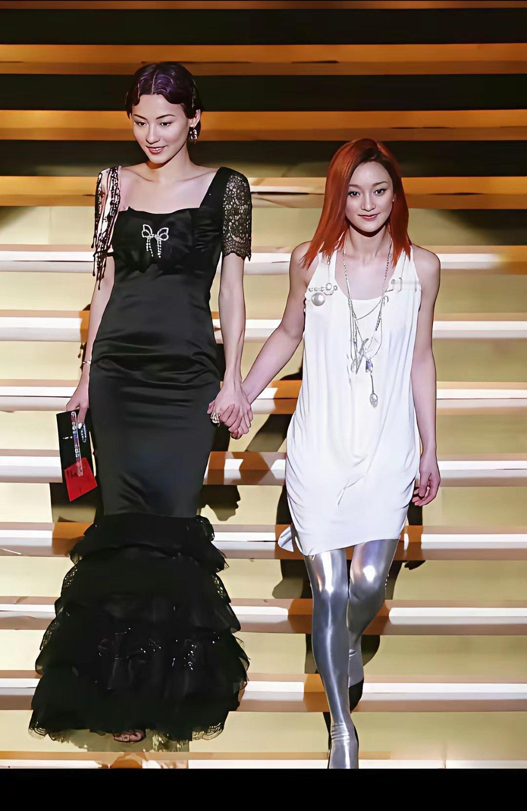 她们以前好保守啊张柏芝穿超长的裙子周迅可能嫌裙子短又穿个银裤子她们怕漏现在的新生